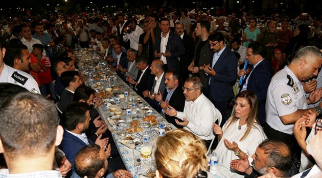 Bakan Soylu Yüreğir’de iftar açtı