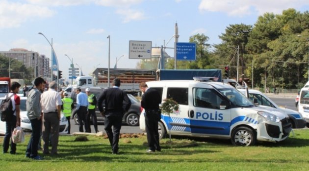 Bakanın konvoyunda kaza!