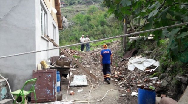 Balkon inşaatı çöktü: 1 ölü, 1 yaralı