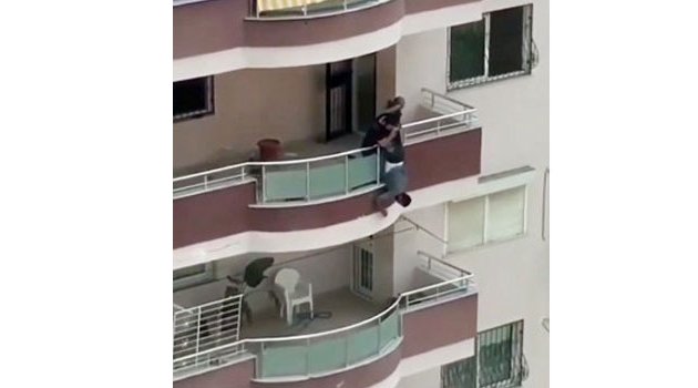Balkondan Sarkarak Boya Yaptı, Yürekleri Ağza Getirdi