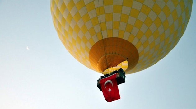 Balonlar şehitler için havalandı