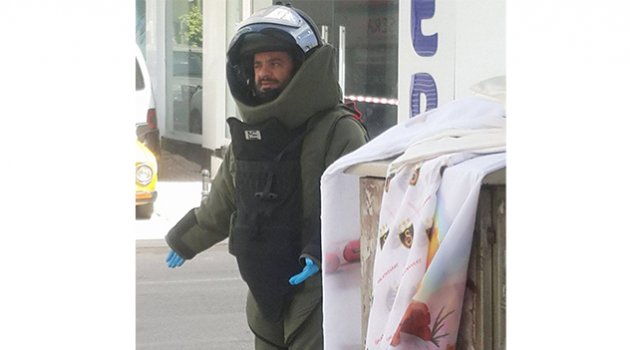 Banka şubesi önüne bırakılan şüpheli poşetten bakın ne çıktı