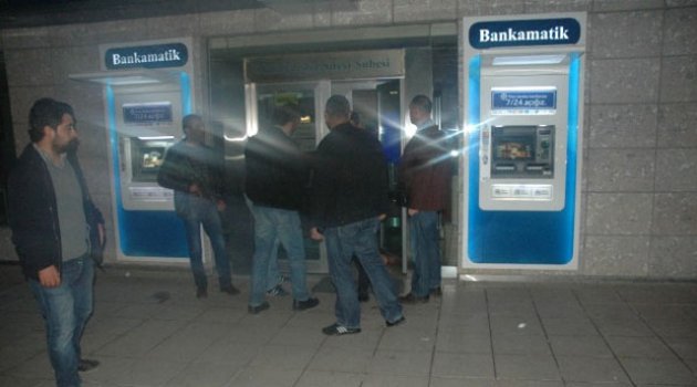 Bankayı soymaya kalkıştı alarm çalınca kaçtı