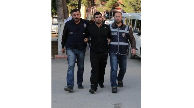 Bar Sahibi Kadını Üvey Oğlu