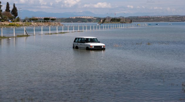 Barajda suyun yükseldiğini fark etmeyince mahsur kaldı