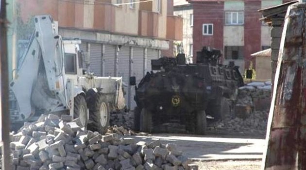 Barikatların kaldırılmasında çatışma çıktı: 2 ölü