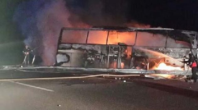 Bariyerlere çarpan otobüs alev alev yandı: 7 Yaralı