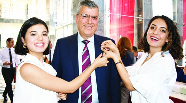 Barut’un milletvekili  rozetini kızları taktı
