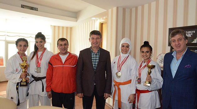 Başarılı karatecilerden Başkan Yeni’ye ziyaret