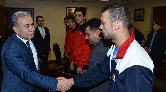 Başarılı sporcular sevinçlerini Vali Büyük ile paylaştı