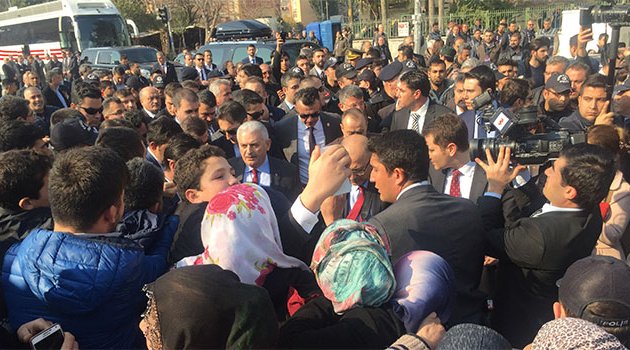Başbakan Yıldırım'a Adana'da sevgi seli