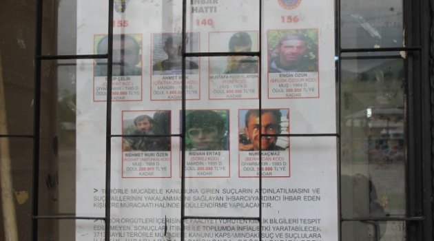 Başına ödül konulan teröristler için ilan asıldı