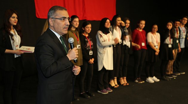 Başkan Çelikcan başarılı öğrencileri sevindirdi