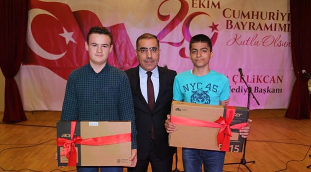 Başkan Çelikcan’dan birincilere dizüstü bilgisayar