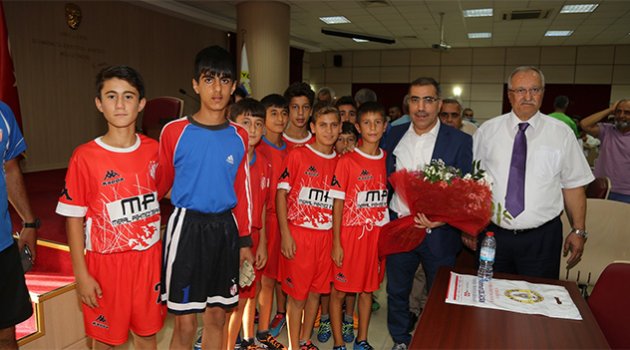 Başkan Çelikcan'dan amatör kulüplere malzeme yardımı