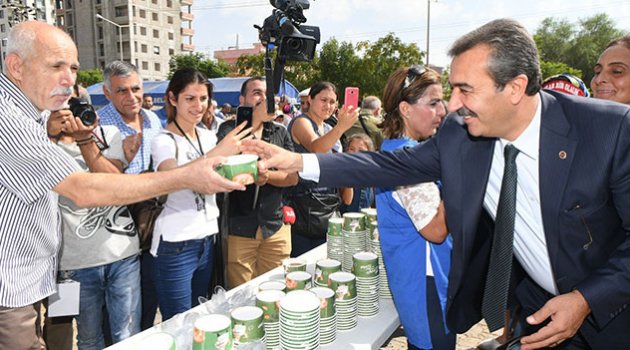 Başkan Çetin aşure dağıttı