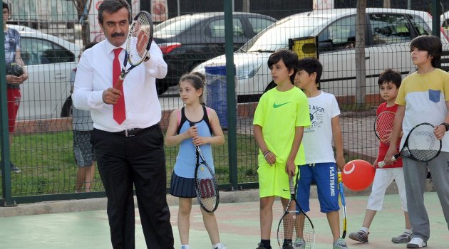 Başkan Çetin çocuklarla tenis oynadı