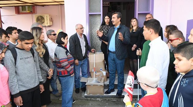 Başkan Çetin, görme engelli çocuklara baston hediye etti