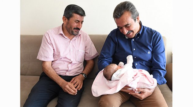 Başkan Çetin'den şehitlerin evine doğum ziyareti
