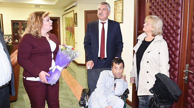 Başkan Karalar engelli genci ikinci kez mutlu etti