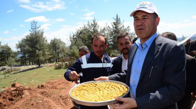 Başkan Sözlü’den belediye işçisine baklava dopingi