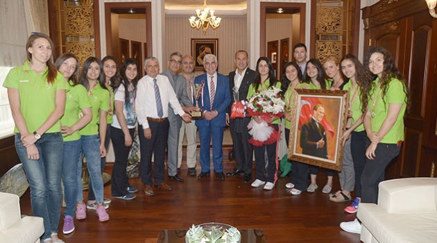 Başkan Sözlü’den Şampiyon Kızlara Altın Ödül