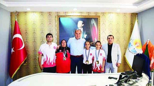 Başkan Sözlü’den  şampiyonlara burs sözü