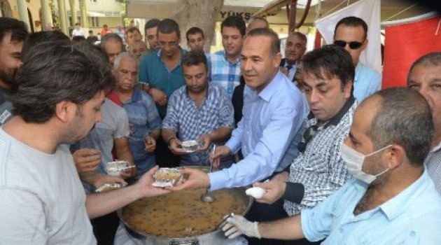 Başkan Sözlü, Hemşehrilerine Aşure İkram Etti