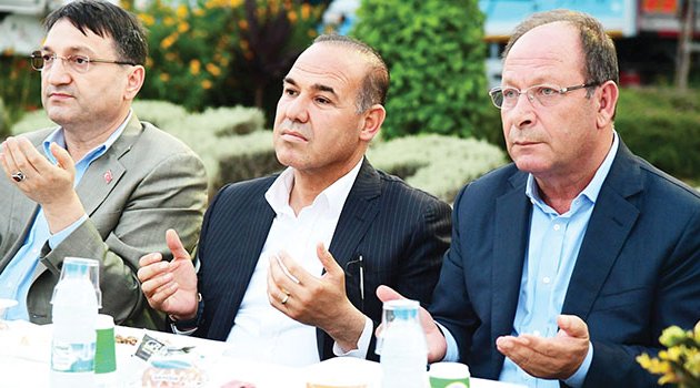 Başkan Sözlü iftarda karpuz dağıttı