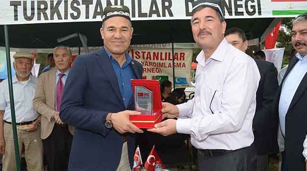 Başkan Sözlü, Türkistanlıların coşkusuna ortak oldu