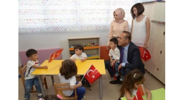 Başkan Sözlü’yü İngilizce ve Fransızla Şarkılarla Karşıladılar