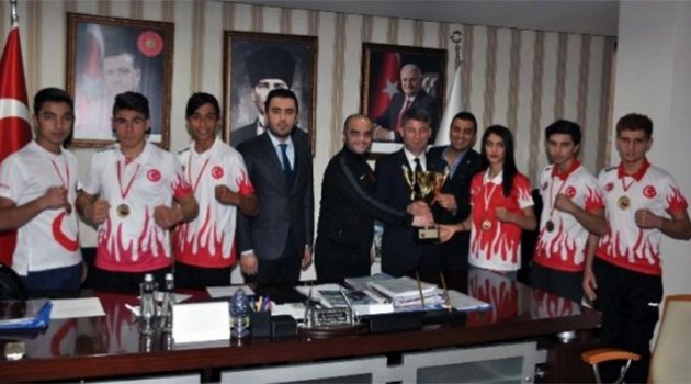 Başkan Yeni'ye sporculardan ziyaret