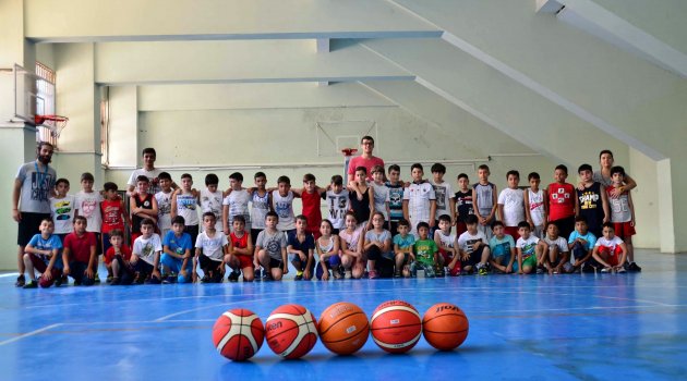 Basketbol kursuna 800 öğrenci katılıyor