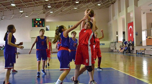 Basketbolda Mehmet Meryem Kayhan Ortaokulu İl Birincisi