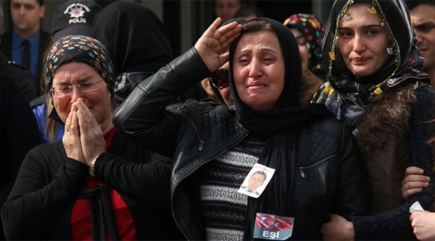 Başkomiser eşini selam durarak uğurladı