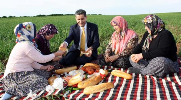 Bayrak: "Kadınlarımız en büyük saygıyı hak ediyor"