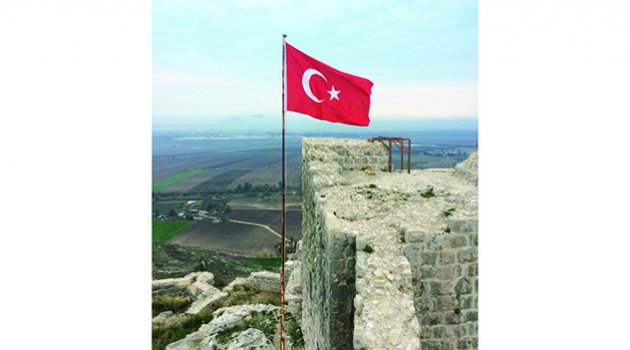 Bayraksız kaleye Türk bayrağı diktiler