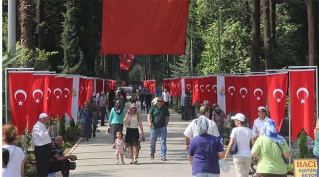 Bayram Arifesinde Mezarlığa Akın Ettiler