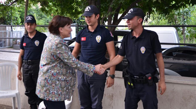Bayrama renk kattı