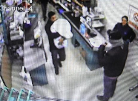 Bebekli müşterilerin olduğu markette silahlı gasp girişimi