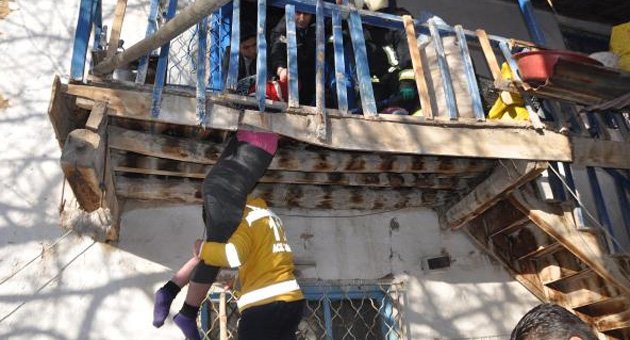Bedensel engelli kadın, kırılan ahşap balkona sıkıştı