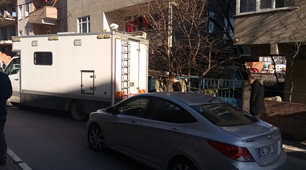 Bekar evinde bıçaklı çekiçli dehşet! 2 ölü 1 yaralı