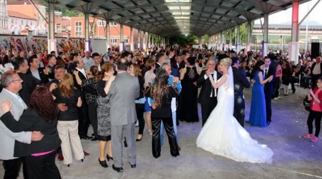 Belediye başkanı pazar yerinde evlendi