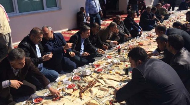 Belediye Başkanı yer sofrasında
