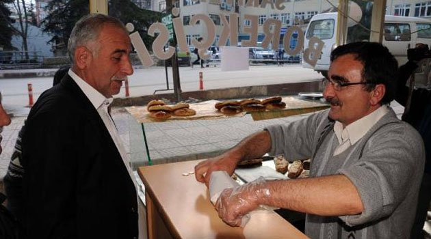 Belediye başkanlığını kaybedince börekçi oldu