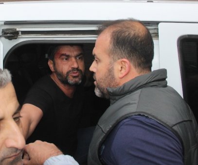 Belediye binasını basan 3 kişiye biber gazlı müdahale