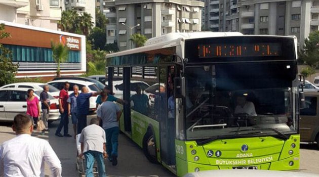 Belediye otobüsü şoförü, bayılan yolcuyu hastaneye yetiştirdi