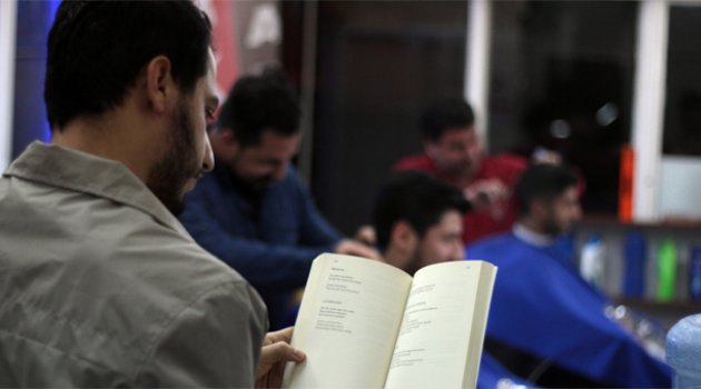 Berber dükkanını mini kütüphaneye dönüştürdü