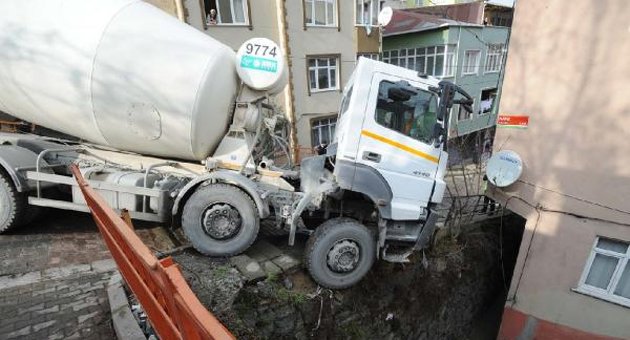Beton mikseri yol kenarında asılı kaldı