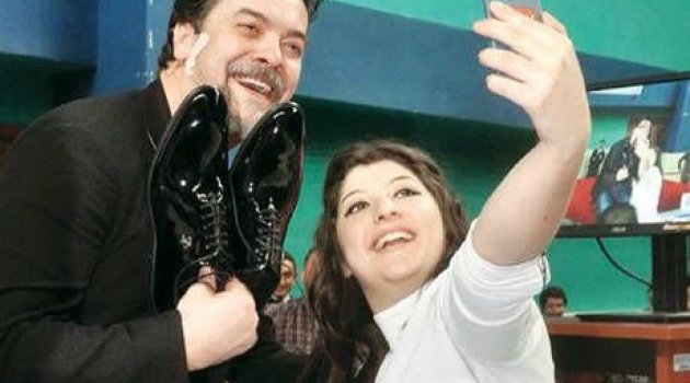 Beyaz'dan ayakkabılı selfie